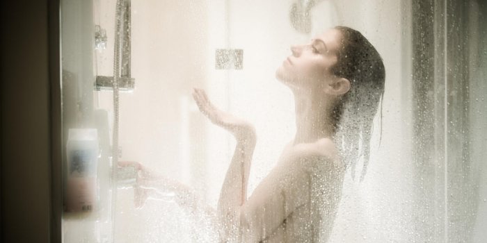 belle femme brune prendre une douche aprÃ¨s une longue journÃ©e stressant douche et profiter de douche douche gel douche,...