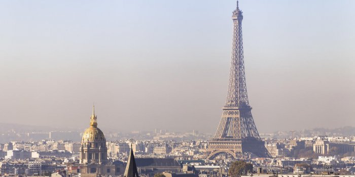 pollution Ã  paris, vue aÃ©rienne de la tour eiffel avec smog en arriÃ¨re-plan