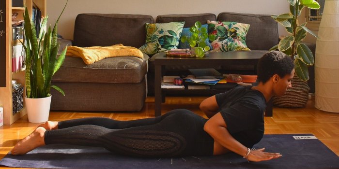 Yoga : 5 postures pour Ãªtre moins voutÃ©