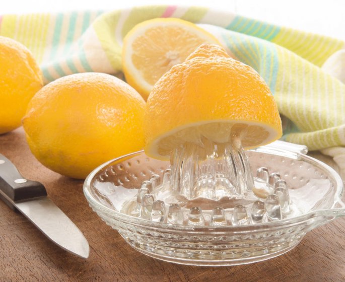 Taches brunes sur le visage : le jus de citron comme remede naturel ?