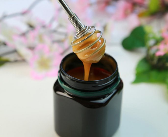 Boutons sur la peau pendant la grossesse : un masque au miel de manuka