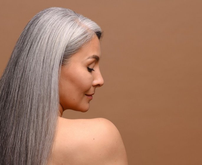 Cheveux gris : 6 astuces pour garder une belle chevelure poivre et sel cet ete