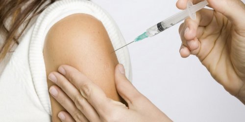  Vaccin anti-Covid : pourquoi les femmes ont plus d-effets secondaires ?