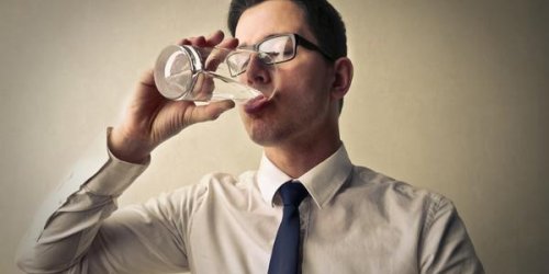 Boire 8 verres d’eau par jour : un mythe