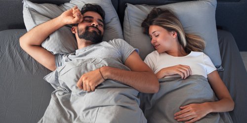 Sommeil scandinave : c’est quoi cette methode pour bien dormir en couple ?