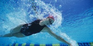 Arthrose du genou et sport : pourquoi faire de la natation ?