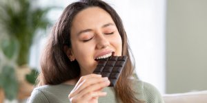 Chocolat : pourquoi il ne faut pas se laver les dents juste apres en avoir mange ? 