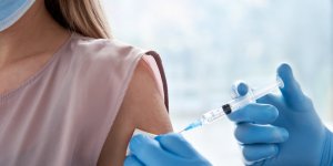 Vaccin Moderna : &quot;le premier coup m-a frappe comme un bus&quot;, raconte une femme de 28 ans