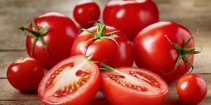 Soigner un coup de soleil avec une tomate