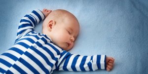Sommeil de bebe : quelle est la position ideale pour le faire dormir ?