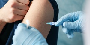 Covid-19 : il faudra un vaccin 2.0 chaque annee, selon un infectiologue