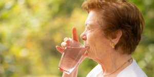 Deshydratation : les pastilles pour aromatiser l’eau sont-elles la solution ?