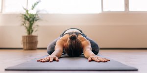 Yoga : 12 positions faciles a faire chez vous !