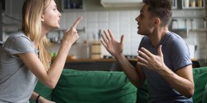 Couple : 7 signes qui montrent que vous etes sur la defensive 