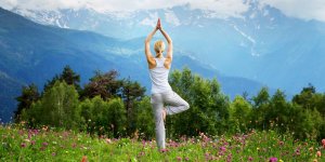 Yoga : 5 postures pour etre moins voute