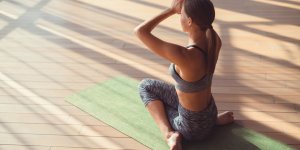 Yoga : 5 postures d’eveil pour se lever du bon pied en vacances